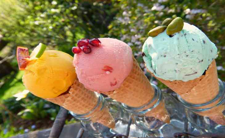 Медики: есть ледяное мороженое в жару опасно