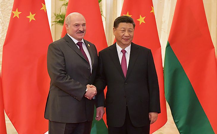 Лукашенко подарил Си Цзинпину бронзового аиста