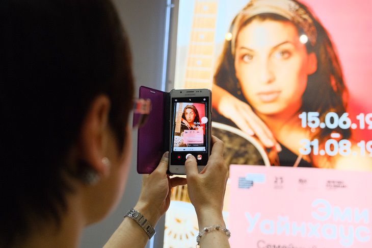 Эми Уайнхаус и ее белорусские корни: в Минске открылась единственная в СНГ выставка, посвященная знаменитой певице