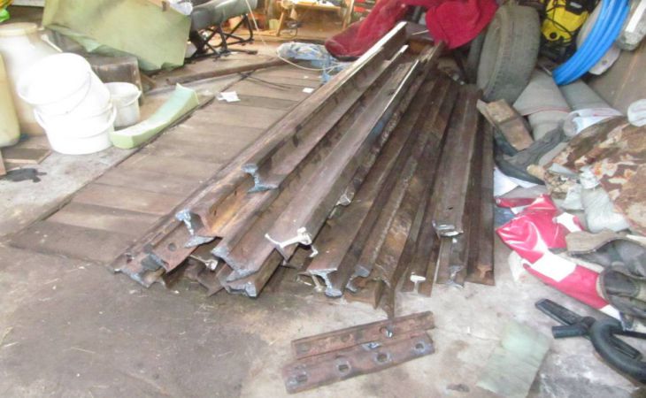 В Толочинском районе сторож помог друзьям вынести 2 тонны рельсов, которые он охранял