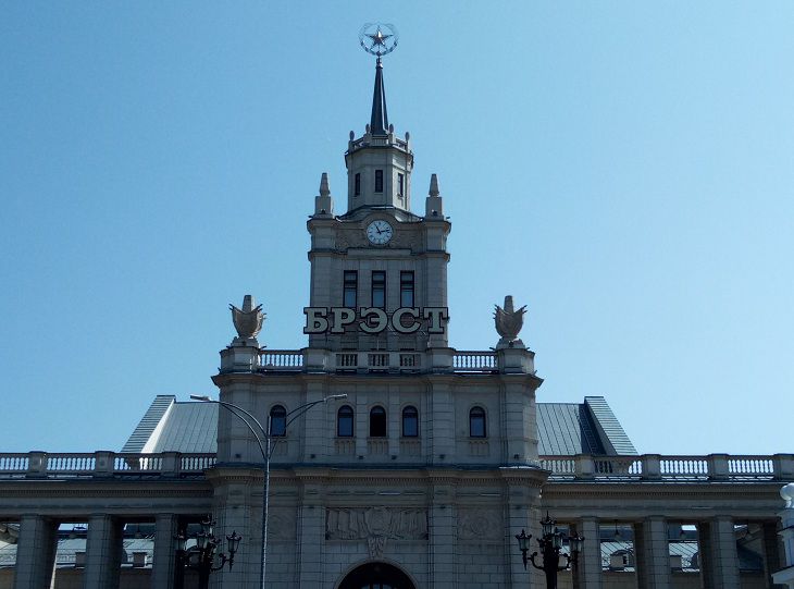 Губернатор Брестской области заморозил стройку опасного завода