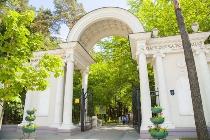 От безобидных лебедей до устрашающих горок. Сколько стоит отдых с семьей в Парке Челюскинцев