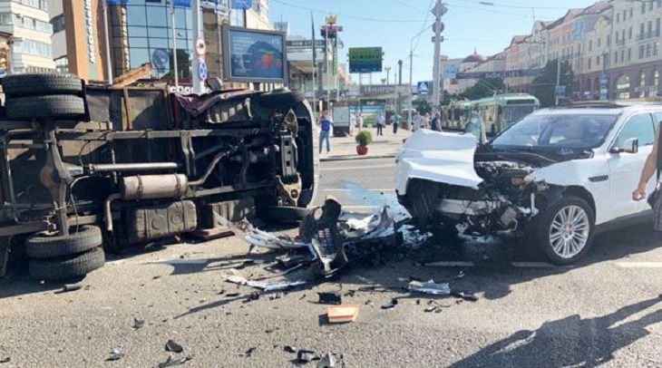 ДТП в Минске: грузовик на боку, джип искорежен, хлеб по всей дороге