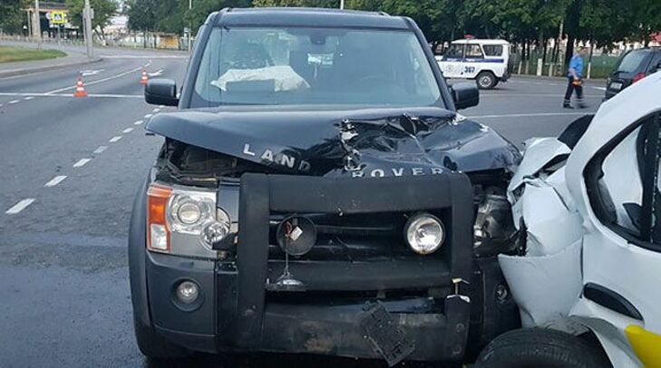 Ночное ДТП в Гомеле: внедорожник врезался в такси, есть пострадавшие