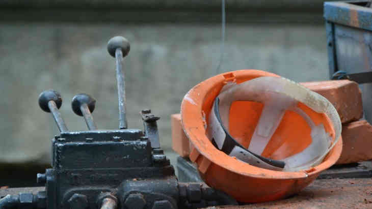 «Можно отказаться, но потом не продлят контракт». Слесарь рассказал о трудностях работы, показав свой «расчетник» «Можно отказаться, но потом не продлят контракт». Слесарь рассказал о трудностях работы, показав свой «расчетник»