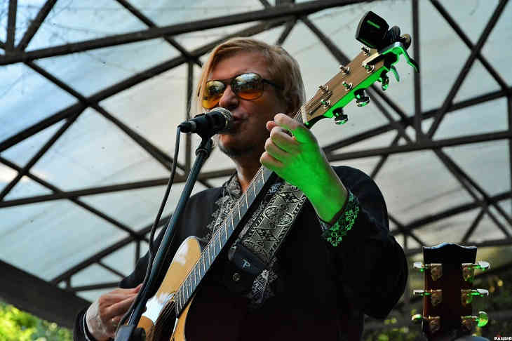 Лявон Вольский устроил «дворовый» концерт в Минске Лявон Вольский устроил «дворовый» концерт в Минске