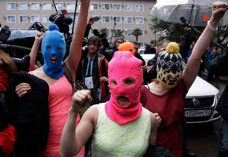«Батька нас не хочет». Участницам Pussy Riot запретили въезд в Беларусь