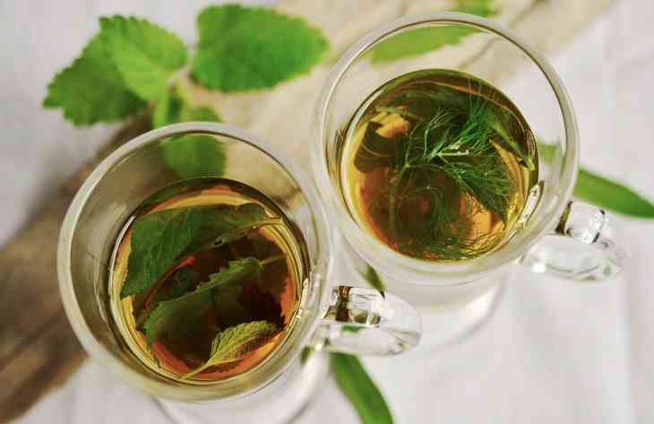 Медики рассказали, чем могут быть опасны травяные чаи