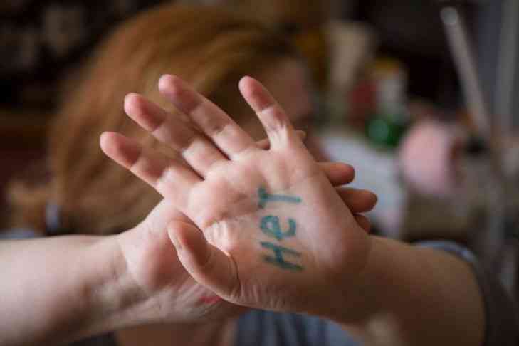 Друг пригласил в гости супругов, выгнал мужа и изнасиловал его жену