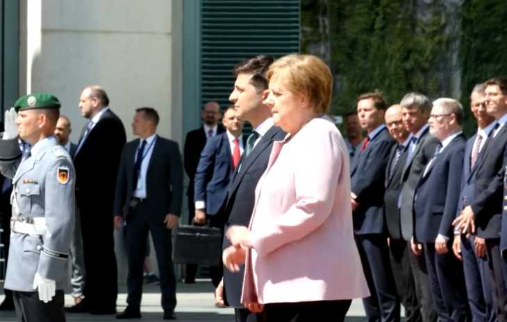 Зеленский объяснил, почему не помог Меркель, когда ее начало трясти