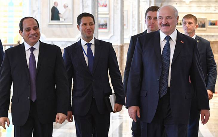 Лукашенко провел экскурсию для президента Египта. Потом они вместе посадили дерево Лукашенко провел экскурсию для президента Египта. Потом они вместе посадили дерево