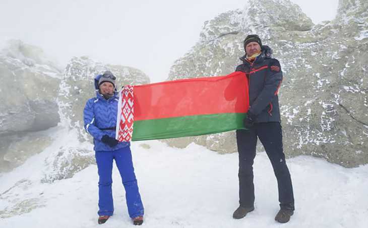 Белорусская семья подняла на высочайший вулкан Азии флаг с символикой II Европейских игр