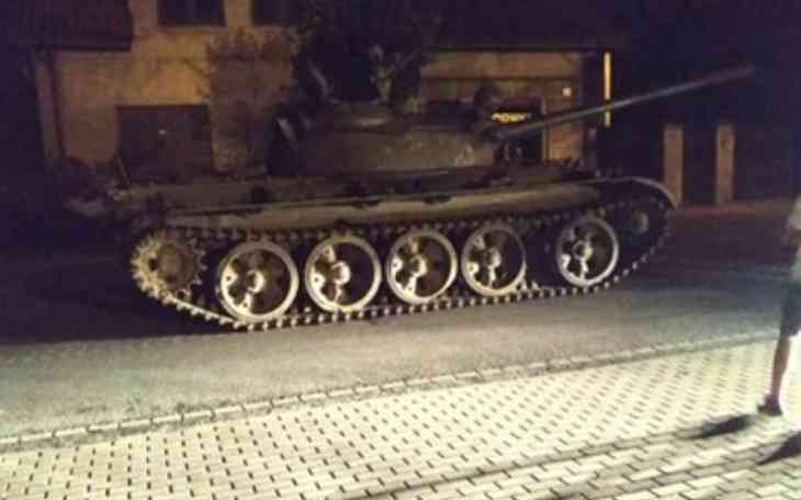 Мужчина угнал советский танк и грубо «вторгся» в центр города