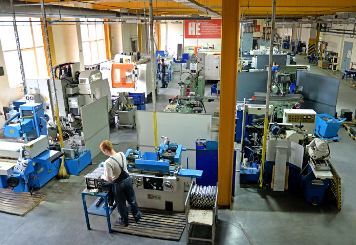 На одном из белорусских заводов женщинам разрешили работать в купальниках. Руководство назвало причину