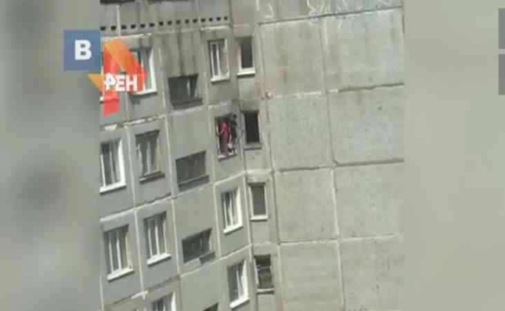 Двое детей держались за карниз на 8-м этаже, чтобы спастись от пожара – видео