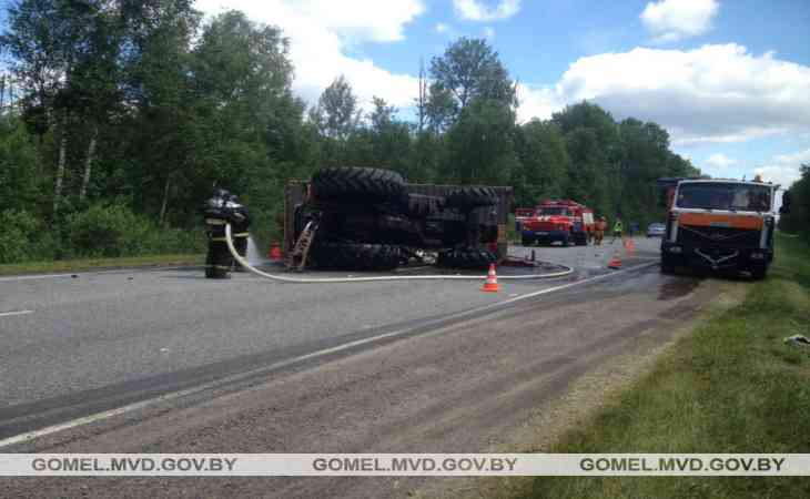 В Петриковском районе водитель «Мерседеса» уснул за рулем и столкнулся с трактором В Петриковском районе водитель «Мерседеса» уснул за рулем и столкнулся с трактором