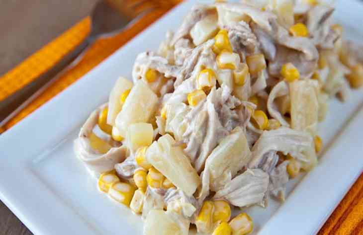 Вкусный салат с курицей и ананасом 