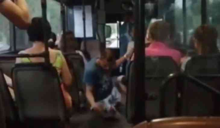 Подростки в общественных местах стали массово падать в обморок