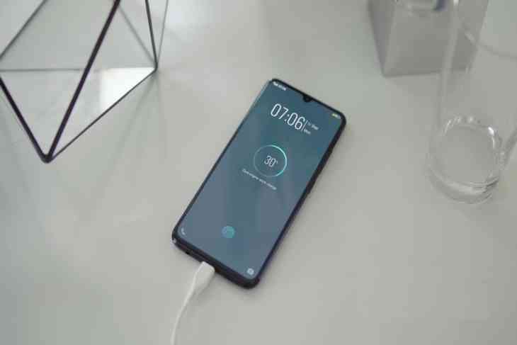 Vivo представила зарядку, которая заряжает телефон с 0 % за 13 минут Vivo представила зарядку, которая заряжает телефон с 0 % за 13 минут
