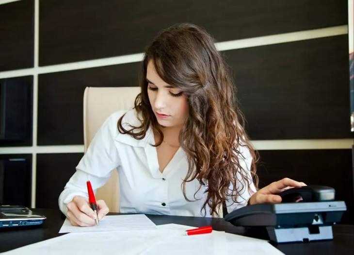 «Пособие было 360 рублей, а зарплата сейчас 330». Есть ли карьера у белорусок после декрета?