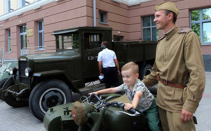 В Гомеле Следственный комитет организовал для горожан выставку военной техники и оружия времен ВОВ В Гомеле Следственный комитет организовал для горожан выставку военной техники и оружия времен ВОВ