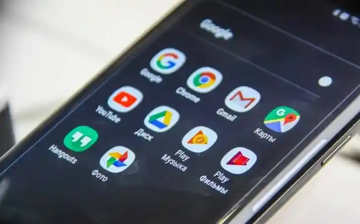 Двух абитуриентов выгнали с ЦТ по иностранному языку за мобильники