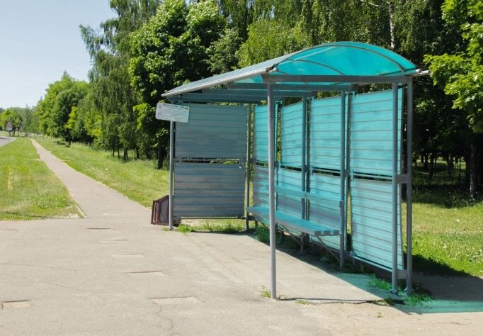 Молния попала в автобусную остановку. Погибли трое Молния попала в автобусную остановку. Погибли трое