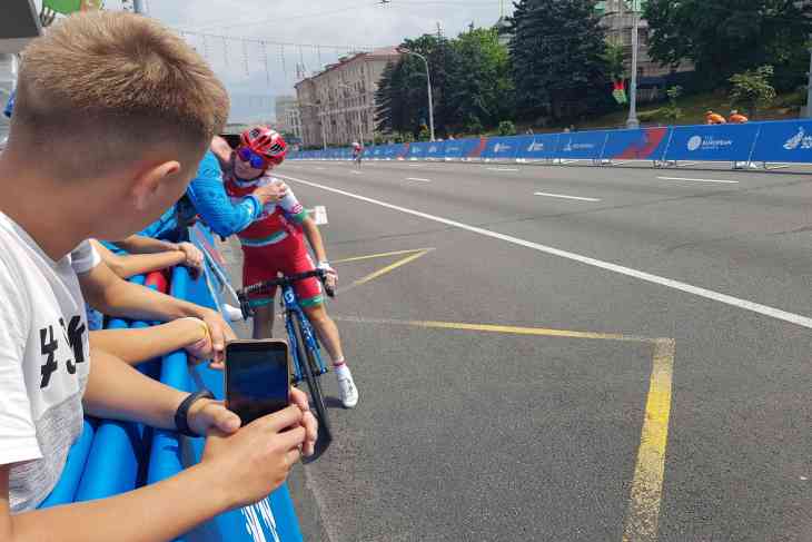 Заботливая охрана и преданные болельщики. Посмотрите, как прошла групповая велогонка среди женщин на шоссе в Минске