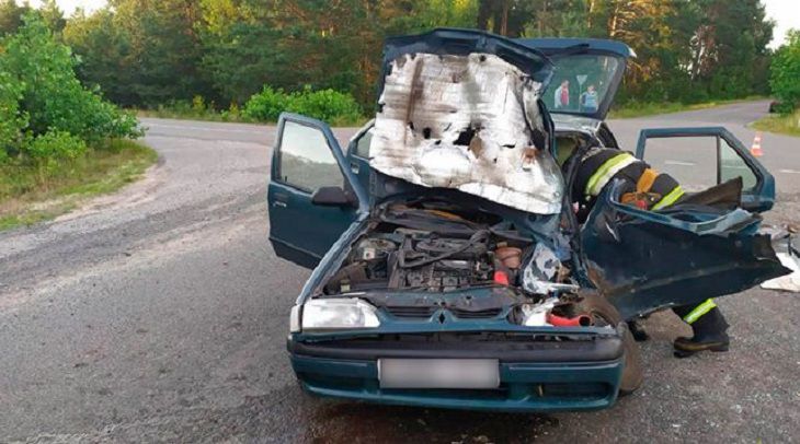 Легковушка влетела под автобус в Пинском районе