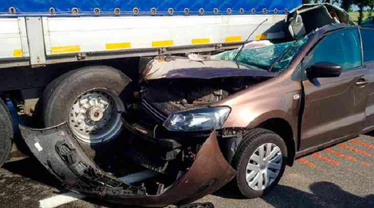 Очевидцы вытащили трех детей из авто, въехавшего под фуру в Минском районе