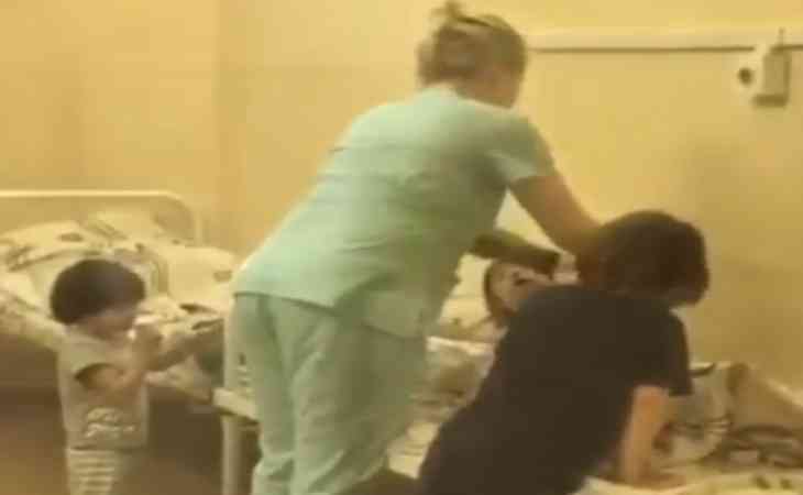 Медсестра избила ребенка в больнице и привязала к кровати – видео