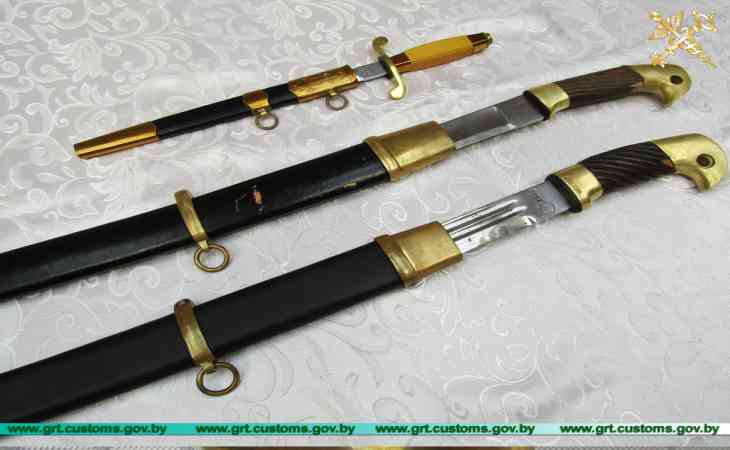Россияне приехали в Беларусь с саблями XX века и кортиком Россияне приехали в Беларусь с саблями XX века и кортиком