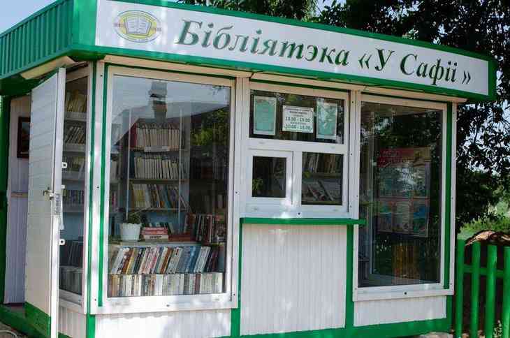 Под Слуцком местный житель открыл в деревне библиотеку – с сотнями книг и без библиотекаря