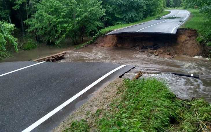 Размытую ливнем дорогу под Воложином до сих пор не восстановили. Прошел уже почти месяц