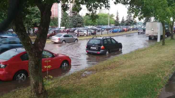 Гроза в Минске: затоплены улицы, поломаны рекламные щиты