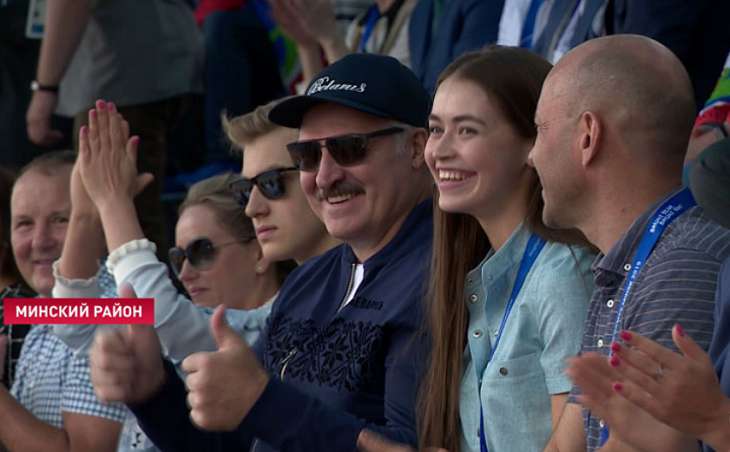 Лукашенко в компании сыновей и Мисс Беларусь приехал поболеть за белорусских гребцов в Заславль