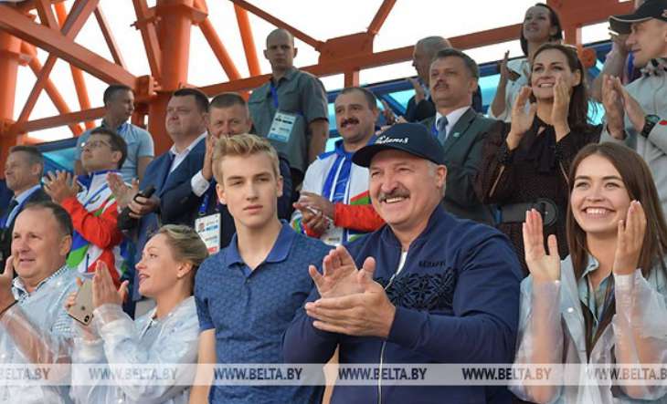 Лукашенко в компании сыновей и Мисс Беларусь приехал поболеть за белорусских гребцов в Заславль