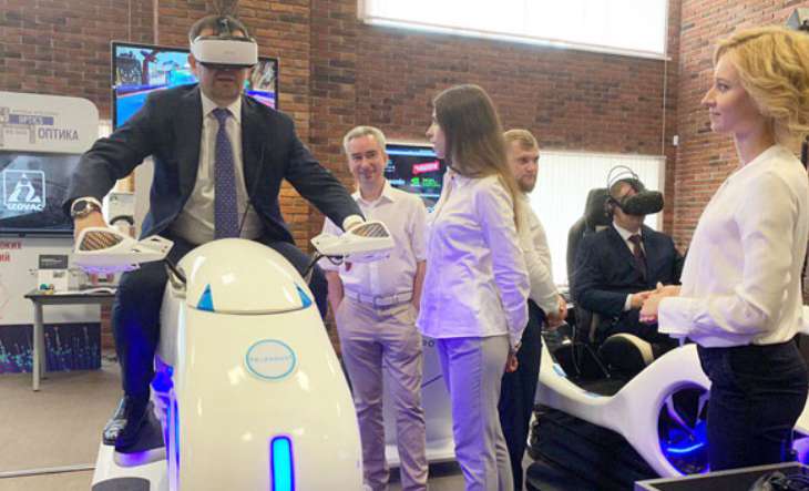 Директор ПВТ показал вице-премьеру России цифровой воздух и прокатил на виртуальном байке