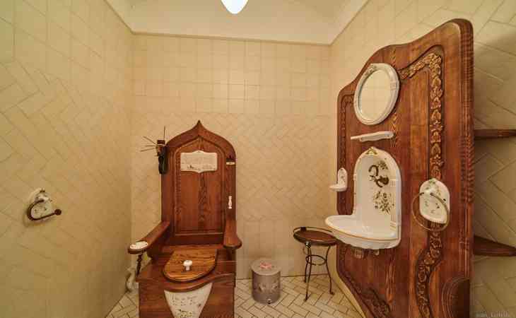 Унитаз в виде трона французских королей. Стало известно, кому принадлежит шикарный особняк