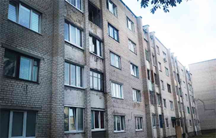 В Барановичах мужчина выпал из окна и пролежал незамеченным полчаса