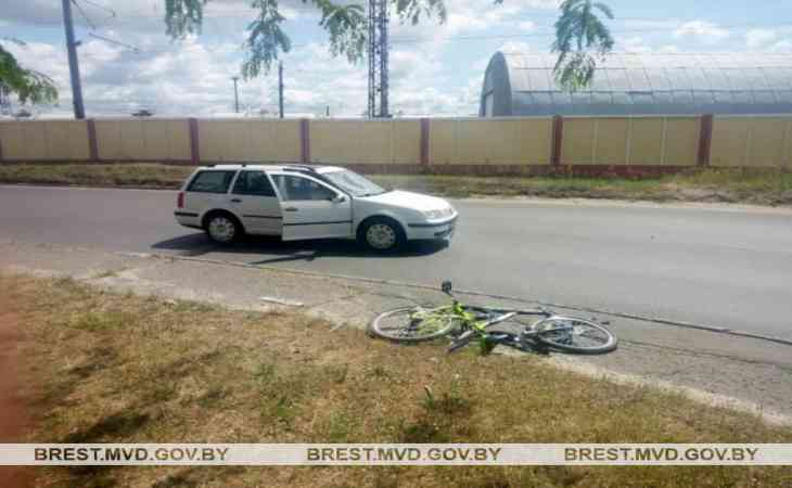В Бресте легковушка сбила подростка на велосипеде