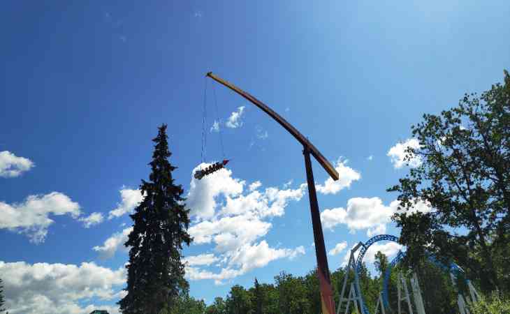 Очередное ЧП в парке развлечений: люди застряли на высоте 50 метров