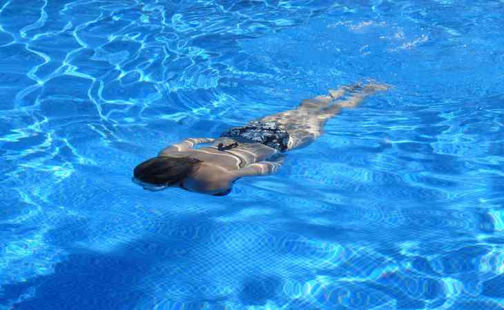 Женщина искупалась в бассейне на испанском курорте и умерла
