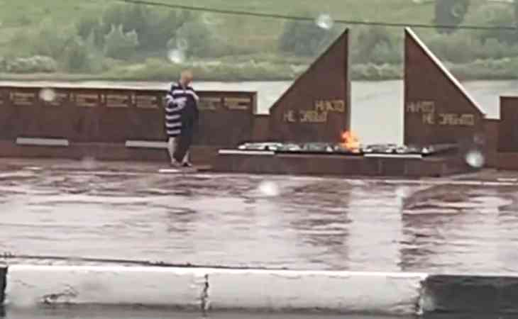 Забавные кадры: Мужчина сушил одежду на Вечном огне, когда на улице шёл ливень