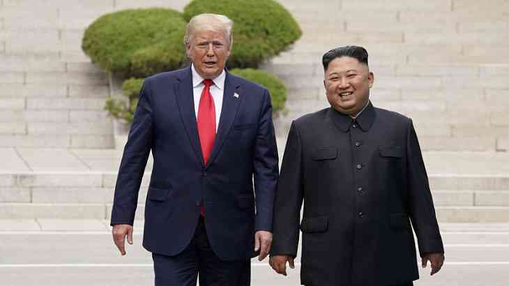Трамп пересек границу Северной Кореи 