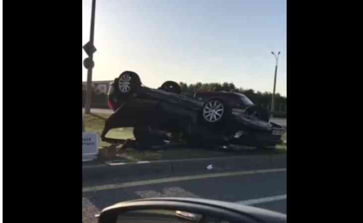 В Минске на развязке МКАД легковушка вылетела в кювет и перевернулась