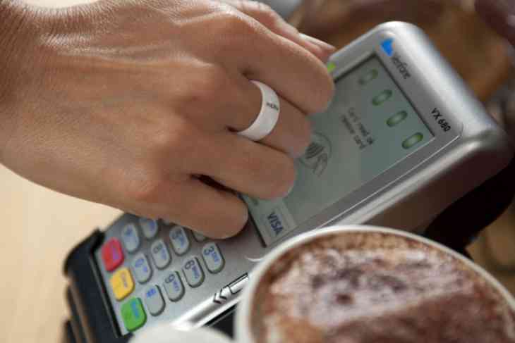 Банки начали выпускать кольца, которыми можно расплачиваться в магазинах, аптеках и общепите