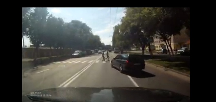 Спешащая женщина едва не сбила на переходе в Гомеле трех детей Спешащая женщина едва не сбила на переходе в Гомеле трех детей