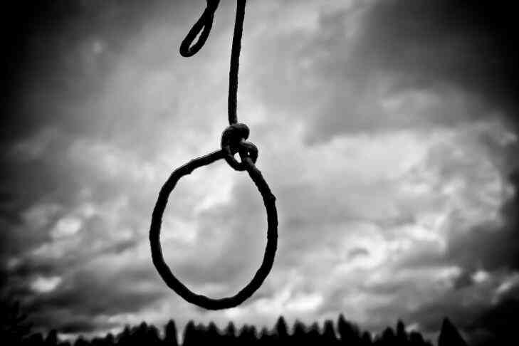 Били лопатой и душили: девушка с любовником убили собственную мать