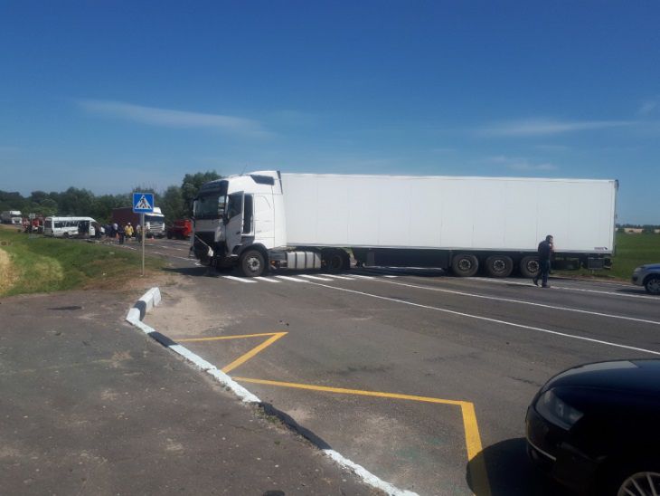 В страшном ДТП с белорусской фурой на брянской трассе погибли три пассажира маршрутки